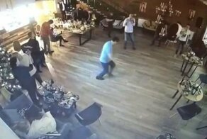 Недовольная своим одиночеством девушка выпрыгнула из окна во время корпоратива