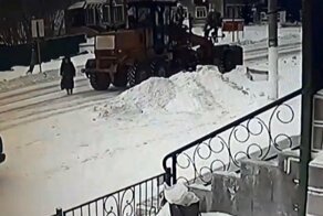 Авария дня. В Тюменской области пенсионерка попала под колеса снегоуборочной техники