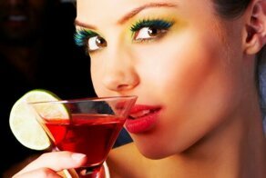 Дантист показал, как алкоголь разрушает зубы и назвал самые опасные для эмали напитки