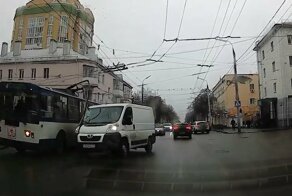 У троллейбуса упали «рога» и повредили фургон