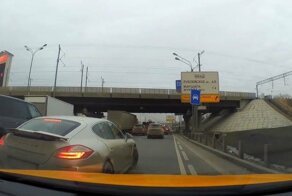 Обиженный водитель Porsche с откидывающимися рамками для номерных знаков