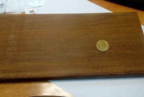 Подставка под телефон, или что можно сделать из куска дерева и монеты