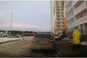 Стеклопакет упал с 18 этажа в метре от женщины