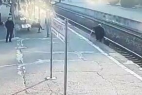 Полицейский спас упавшего на рельсы пенсионера