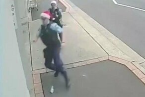 Австралийские полицейские провели задержание злоумышленника в шапках Санта-Клауса