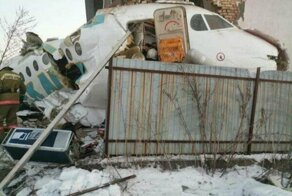 В Казахстане упал самолет с 95 пассажирами на борту