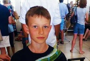 Мальчика попросили сменить футболку, чтобы не вызывать «беспокойство» пассажиров самолета