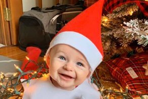 Рождественский календарь с очаровательным малышом в образе эльфа