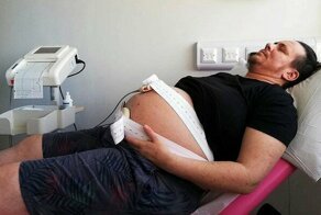 Мужчина родил ребенка от женщины