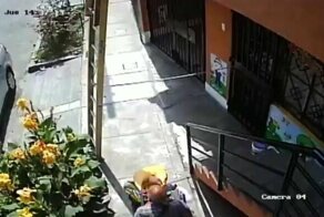 Разъяренный инвалид скинул рабочего с лестницы