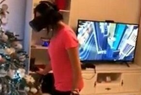 Погрузившаяся в виртуальную реальность девушка поверила в то, что падает с высоты