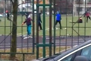В Москве школьники ходили по стадиону без снега на лыжах