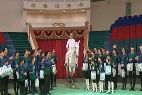 И жнец, и швец: президент Туркменистана прогарцевал на коне по арене