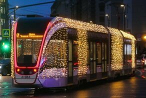 Новогодний общественный транспорт на улицах Москвы