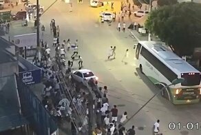 В отмечавших Новый год людей влетел автомобиль