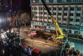 Огромная воронка в асфальте поглотила автобус с пассажирами и несколько пешеходов