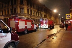 В Петербурге горящий мужчина упал с крыши на прохожую 