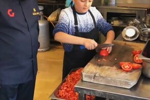 Мальчик виртуозно нарезал помидоры вслед за своим отцом