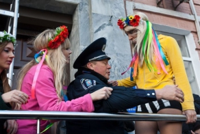 Femen наконец успокоили (20 фото)