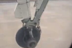 Пассажир снял на видео, как при взлёте у самолёта отвалилось шасси