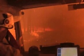 Сквозь огненный ад: австралийские пожарные сняли на видео свою поездку через горящий лес