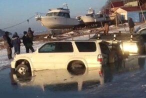 Во Владивостоке несколько десятков машин провалились под лёд