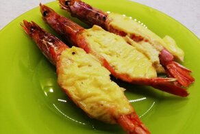 Креветки, запечённые под сырной шапкой в духовке