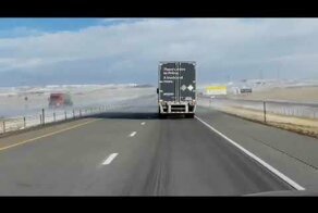 Метель сдувает грузовик на трассе