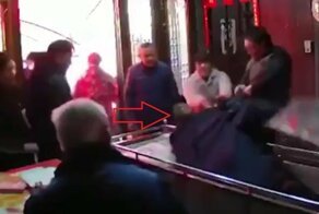 В Китае дети покойного ворвались на похороны и перевернули гроб с телом отца