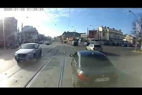 Трамвай и БМВ. Авария дня неизбежна!