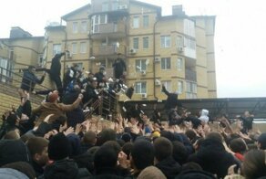 По стопам Жириновского: чеченский блогер разбросал на площади Волгограда 200 тысяч рублей