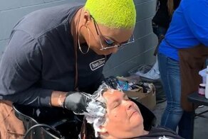 Женщина из Лос-Анджелеса помогает бездомным, делая им новые прически