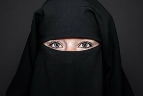 Как переходят границу женщины, которым запрещено показывать своё лицо. Они нашли выход!