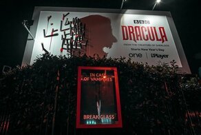 Рекламный щит "Дракулы" меняется в зависимости от времени суток