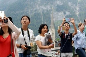 Селфи-апокалипсис в действии: как туристы из Азии стали бедствием для австрийского городка Гальштат