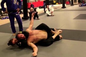 "Пусть моет посуду!": боец ММА после спарринга с коллегой-женщиной пожалел о своих словах