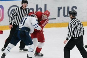 Российский защитник нокаутировал американца прямо на льду