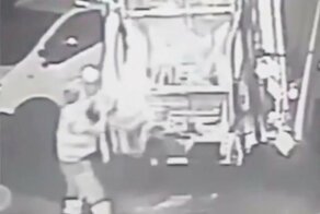 Рабочий спас коллегу, попавшего в контейнер мусоровоза