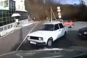 Уверенный выезд с парковки: столкновение с "классикой" в Сочи