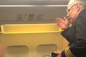 Пилот рейса Баку - Москва покинул кабину самолета, чтобы поболтать со знакомым