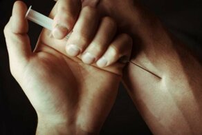 От болей в спине: ирландец полтора года вводил себе внутривенно сперму