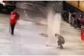 Школьник чуть не погиб от брошенной в люк петарды