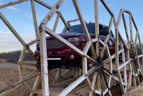 Пикап GMC на шестиметровых деревянных колесах