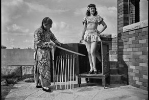 Фокусник со своей помощницей отрабатывают фокус с мечами. 1947