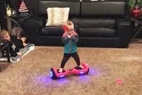 16-месячная девочка мастерски катается на гироскутере