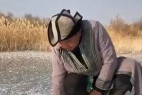 Почистил кетменем: герой видеоролика продемонстрировал особенности национальной рыбалки
