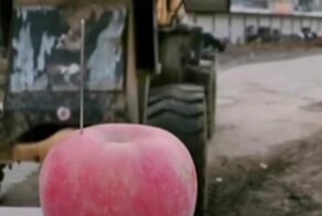 Рабочий из Китая оригинальным способом вдел нитку в иголку