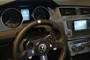 Невероятно реалистичная игровая установка, повторяющая салон Volkswagen Golf