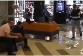 Посетители торгового центра в Ставрополе дали отпор пранкеру