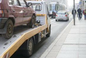 Москвичку осчастливили штрафом за превышение скорости, пока её машина двигалась на эвакуаторе